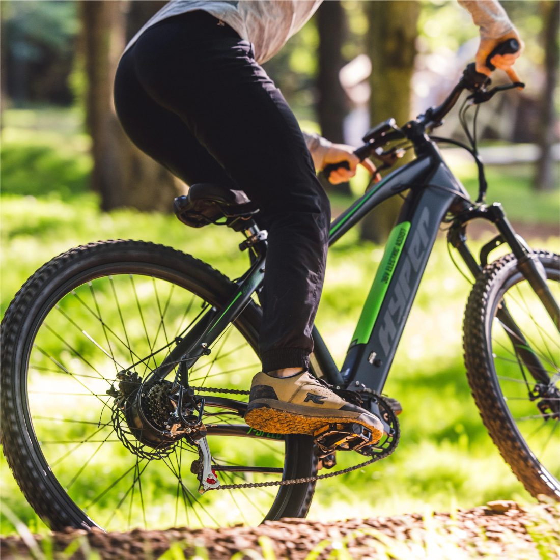 Hyper Bicycles 29" 36V Electric Mountain Bike for Adults, Pedal-Assist, 250W E-Bike Motor, Black - Image 12