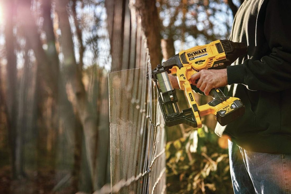 DeWalt DCFS950B 20V MAX* XR 9 GA Cordless Fencing Stapler (Tool Only) - Image 4